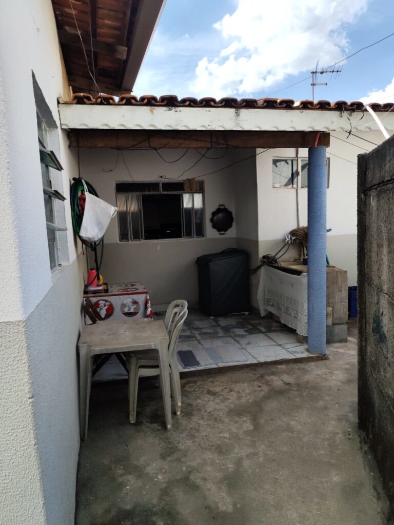 Casa de 3 quartos com 2 casas no fundo à venda na Vila Padre Eterno, Trindade-GO