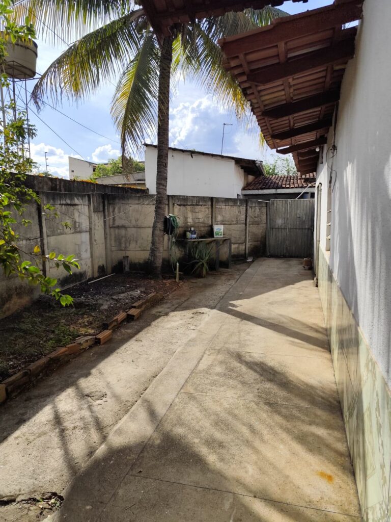 Casa de 3 quartos com 2 casas no fundo à venda na Vila Padre Eterno, Trindade-GO