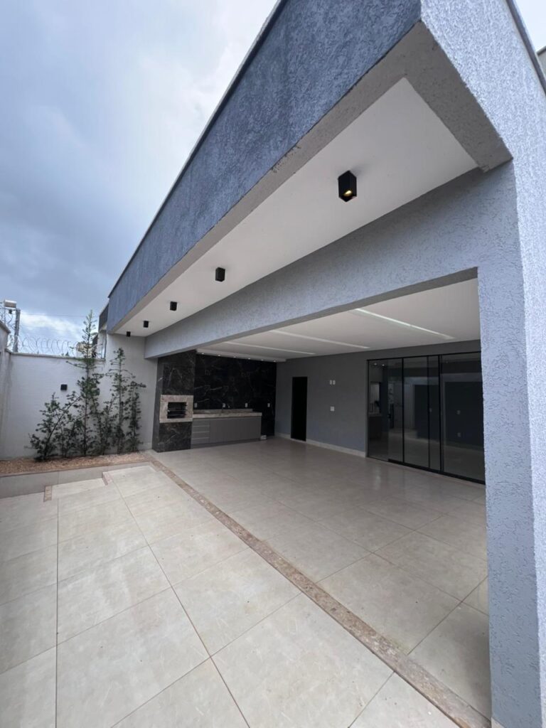 Casa alto padrão 3 quartos (2 suítes) com piscina aquecida e energia solar no Monte Cristo, Trindade-GO – R$ 840 mil