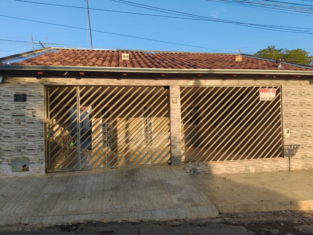 Casa 3 quartos com garagem para 3 carros e área de lazer no Setor Oeste, Trindade-GO – R$ 450 mil