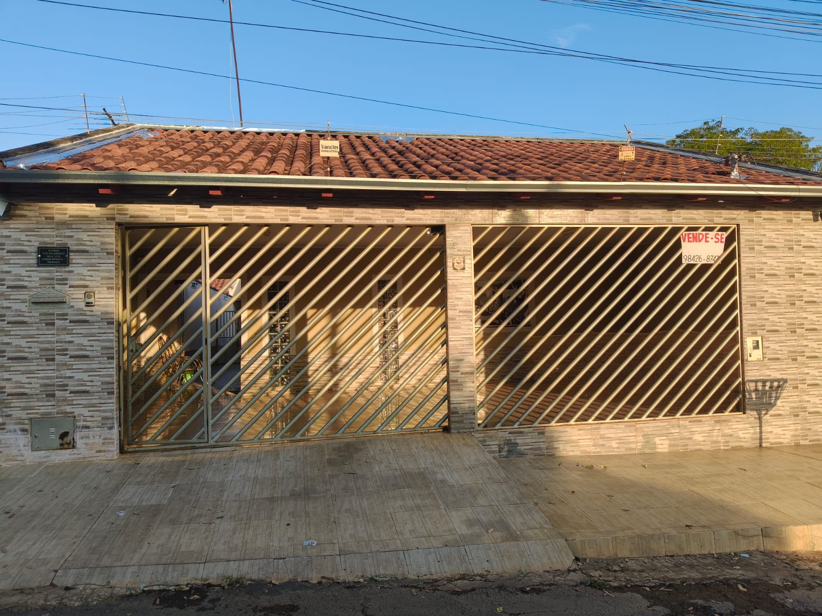 Casa 3 quartos com garagem para 3 carros e área de lazer no Setor Oeste, Trindade-GO – R$ 450 mil