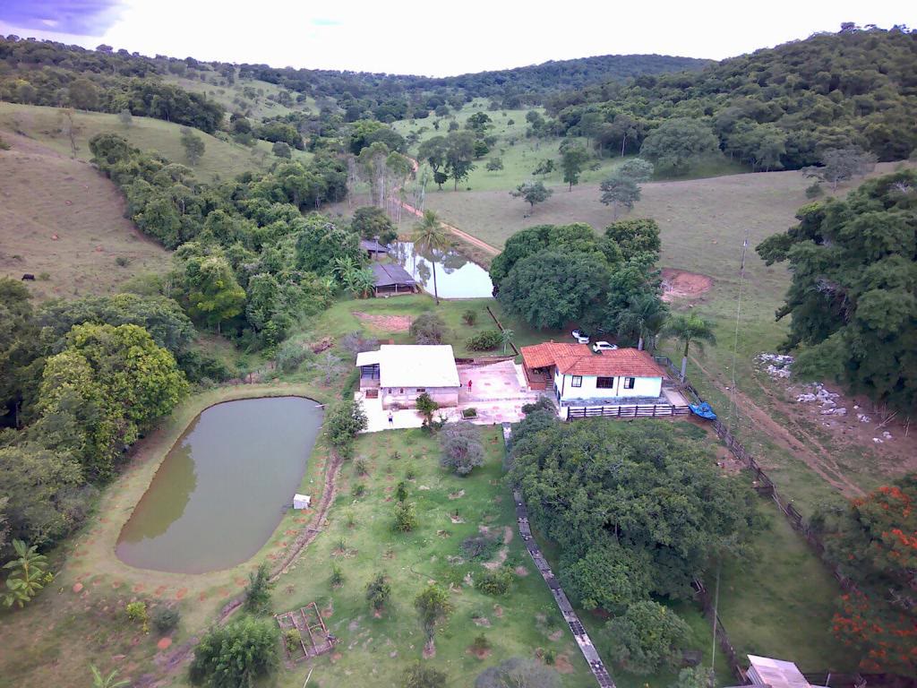 Chácara de 2 alqueires e 10 litros com 2 lagos e casa de 6 quartos em Trindade – R$ 2 milhões