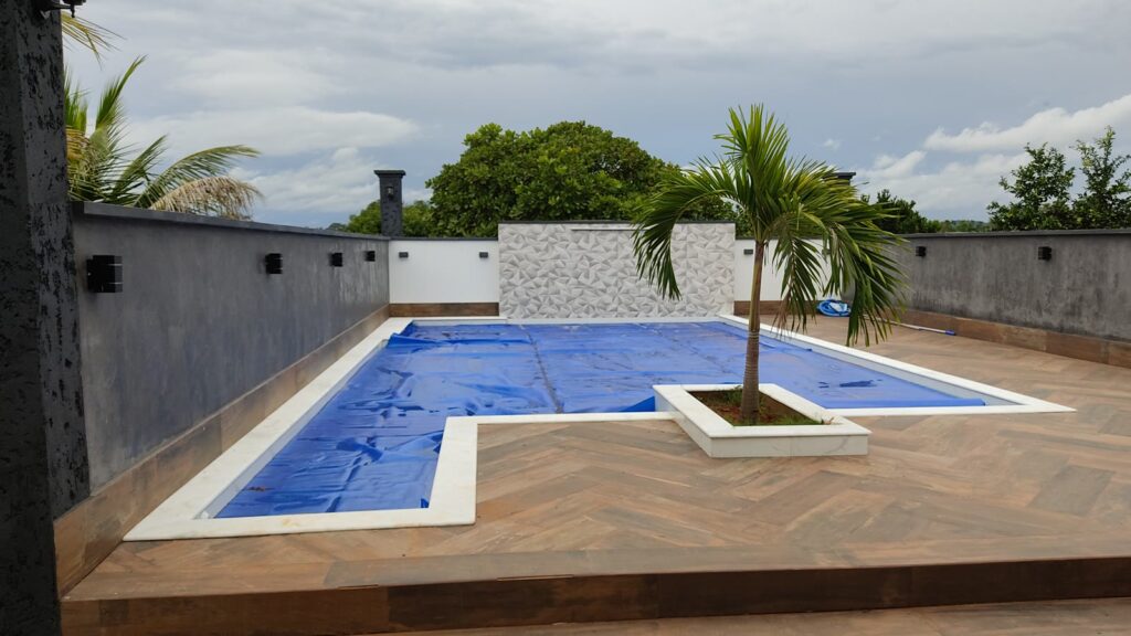 Chácara de 5.000 m² com piscina e lago em Santa Maria, Trindade-GO