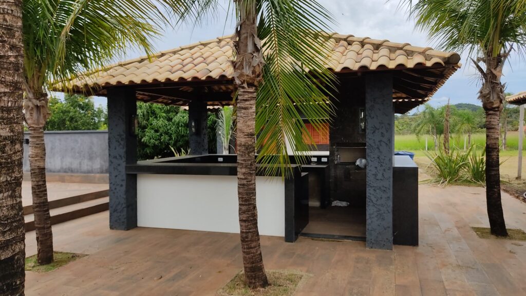 Chácara de 5.000 m² com piscina e lago em Santa Maria, Trindade-GO