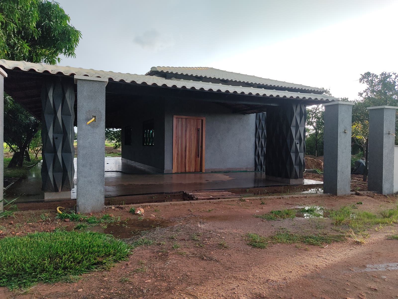 Chácara de 1.800 m² com casa, churrasqueira e lago no Condomínio Morada do Lago, Santa Maria – Trindade-GO – R$ 850 mil