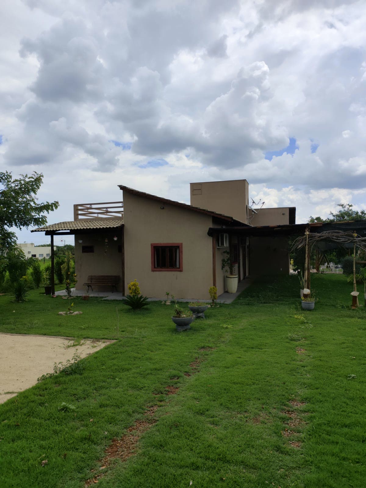 Chácara de 1.000 m² com 3 suítes e piscina aquecida no Condomínio Monte Hermon, Trindade-GO – R$ 1 milhão